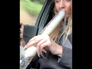 BLONDE GANJA GODDESS 420 FUMEUR PORTANT DES COOKIES HOODIE FRAPPE BONG EN VOITURE EN PUBLIC ASMR FETISH