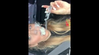 大麻喫煙者の女の子は、公共のASMRフェチで喫煙に乗って関節を吹く |ブロンドバニー