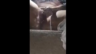 Chico transexual bonito se folla con vibrador y se corre