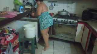 胖乎乎的继母在厨房准备美味的晚餐
