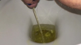 Urinar no banheiro com urina amarela