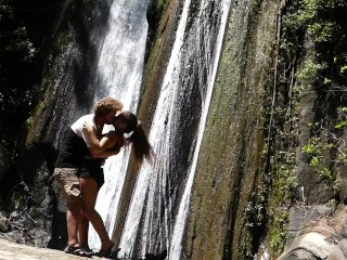 Hot Casal Se Beijando Apaixonadamente Debaixo De Uma Cachoeira no Sudeste Asia! (Como Beijar Apaixonadamente)