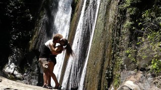 Hot pareja besándose apasionadamente bajo una cascada en el sudeste Asia! (Cómo besar apasionadamente)