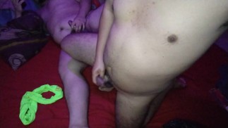 Jugando con mi pene y termino masturbándome con mi gordito