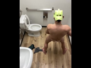 Man Pist Zelf En Komt Klaar Met Buttplug Diep in Kont (openbaar Toilet)