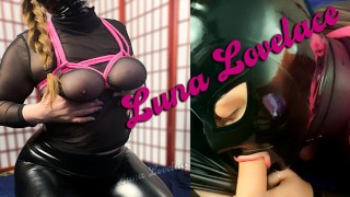 Luna Lovelace - Pink Shibari borstharnas / latex capuchon / leren broek likken
