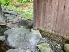 自然の中の露天温泉に入ったら開放的になっちゃった、開けっ広げな私ってエッチかな - Screenshot 4 of 16 - 美女