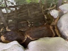 自然の中の露天温泉に入ったら開放的になっちゃった、開けっ広げな私ってエッチかな - Screenshot 5 of 16 - 温泉