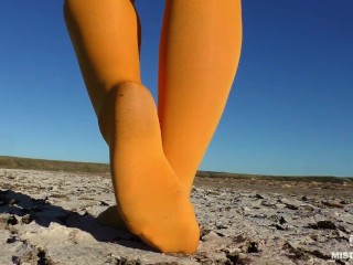 Descalço Caminhando Por Lago Seco Em Meia-calça Amarela