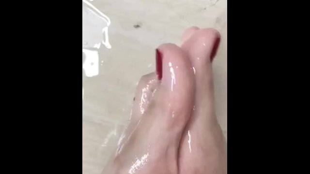 Ноги, покрытые маслом