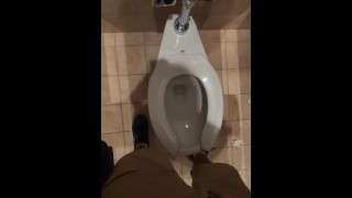 Pisse dans les toilettes propres