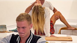 加州宝贝在背后欺骗她戴绿帽子的男友