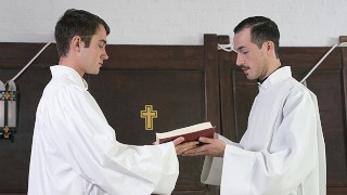 Perv Priest taladra y cría monaguillo inexperto Mason Anderson durante Holy ritual - YesFather