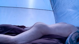 Homme Poilu Bi Lit Risqué Frottant Dans La Tente Sur Un Camping Public Gros Sperme 4K