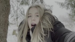 Adolescente De 18 Anos É Fodido Na Floresta Na Neve