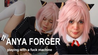 Chica en Anya forger cosplay jugando con una máquina de follar