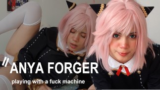 Fille en Anya cosplay forger jouant avec une machine à baiser