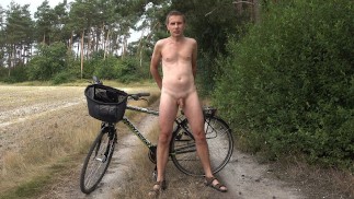 在军事射击场附近赤身裸体地骑自行车