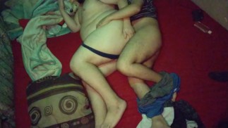 Mi Gordito Hot termina chupandome la verga y le doy su premio
