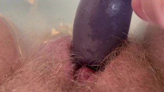 Peludo FTM orgasmos 4 veces usando juguete de succión de clítoris en el baño