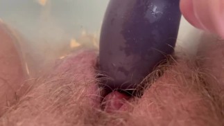 Haarige FTM-Orgasmen 4 Mal mit Klitoris-Saugspielzeug in der Badewanne