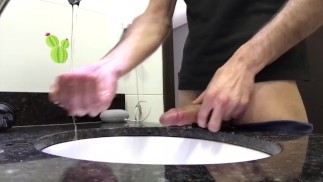 我的鸡巴很脏，我在浴室水槽里洗了它