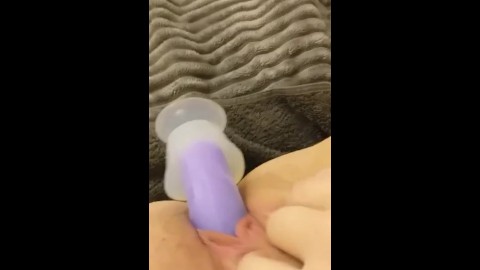 Chica cumming y gimiendo con juguete