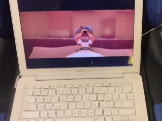 White MacBook Recibe un Poco De Amor