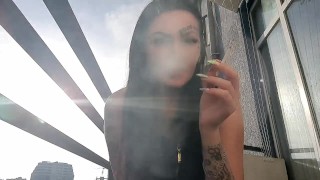 Fumar fetiche de Dominatrix Nika. Huele ese humo de cigarrillos