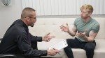 Gespierde Blonde Jesse Stone onderwerpt zijn lichaam aan Perv Doctor tijdens rollenspeltherapie - Therapie Dick