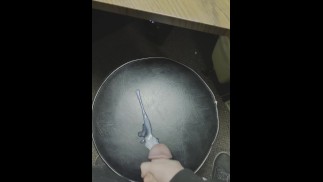 在我老板的椅子上射精，而他们正在抽烟休息