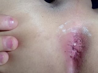un chico caliente metiéndose consoladores caseros por el culo