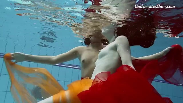 Самые возбужденные горячие лесбиянки в бассейне