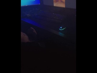 Eu me Masturbo Assistindo o Pornô que Filmei com Minha Namorada.