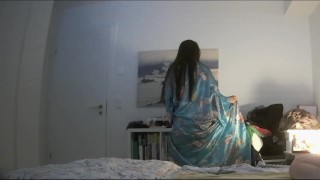 Femme japonaise faisant sexy strip-tease danse en kimono bleu et pipe branlette