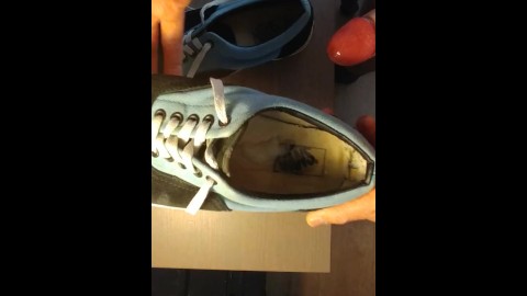 Ik laat een warm cadeau achter in haar blauwe Vans Era sneakers nadat ik ze heb geneukt