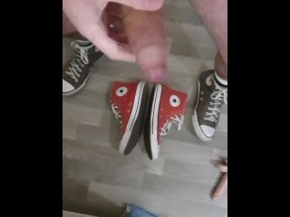 Je me branle sur mes converse