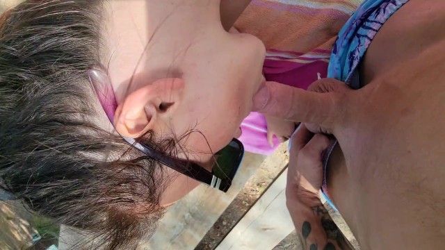 Горячая сводная сестра не смогла устоять и отсосала мне на публике, а затем наклонилась над столом для пикника
