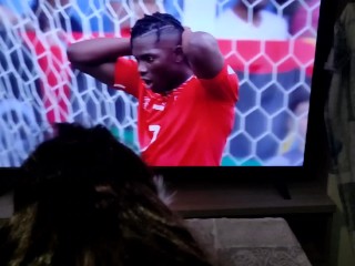 Me lo infila a pecorina mentre guardo una partita dei mondiali in tv. Dialoghi Ita Video