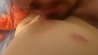 Mordiendo el pezón de mi novia caliente