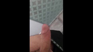 En el baño y mi hermanastra afuera