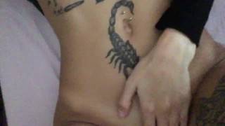 Petite Latina sexy se touchant