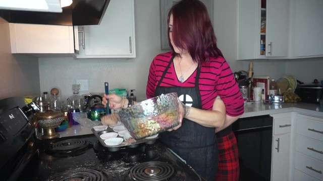 Helping Hands Game: Baking Cupcakes w. @echoyourthoughts