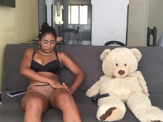 Ik Film Mezelf Terwijl Ik Masturbeer Naast Mijn Teddybeer