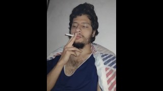 Fumando cigarrinho na fita de amarração número 2