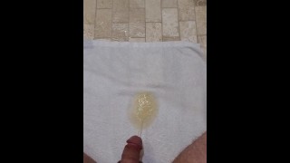 Peeing Road Tripper 白いマリオットタオルにシャワー放尿