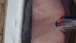 Трахаю мою зияющую задницу 2 банками Red Bull, бутылкой с помпоном среднего размера и банкой монстра. Пожалуйста, наслаждайтесь