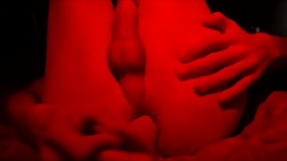 Twink reitet Dildo aus nächster Nähe im Bett