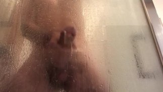 呻吟和巨大的鸡巴拍打直到射精