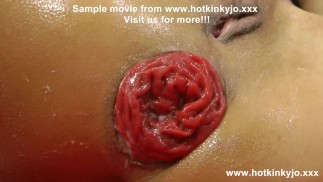 Hotkinkyjo в короткой розовой ночной рубашке сам анальный фистинг, зияние и пролапс в постели